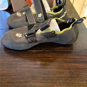 Men’s Climbing Shoes - Gray and Green